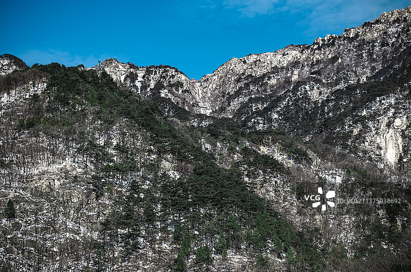 中国自然风光拍摄主题，山东泰安市泰山区国家5A级著名风景区，冬天的雪后泰山和南天门十八盘景点图片素材