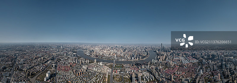 上海市蜿蜒的黄浦江和市区广阔的全景图图片素材