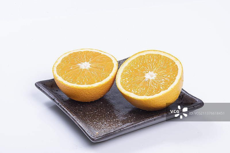 切开的橙子摆放在白色背景上特写图片素材