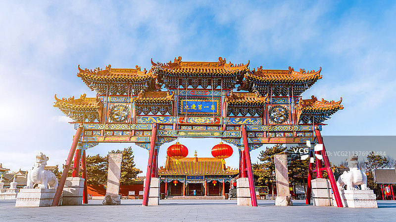中国内蒙古呼和浩特大召寺门口的牌坊图片素材