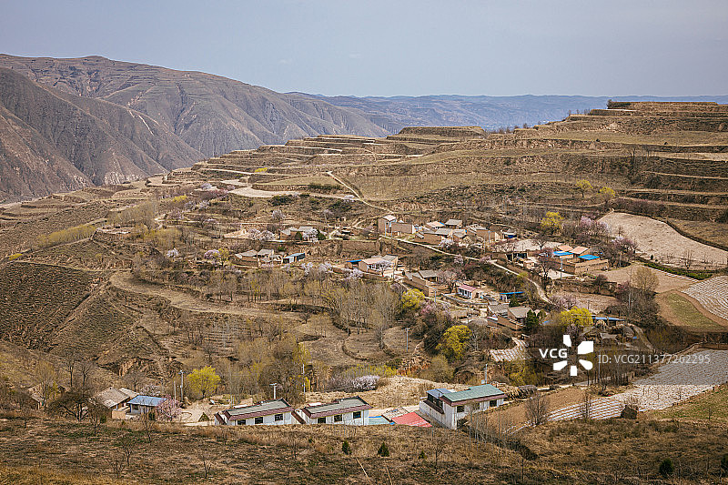 黄土高原上默默无名的村庄图片素材