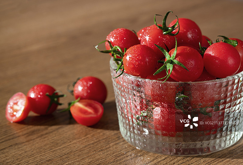 玻璃碗里的小西红柿 小番茄图片素材