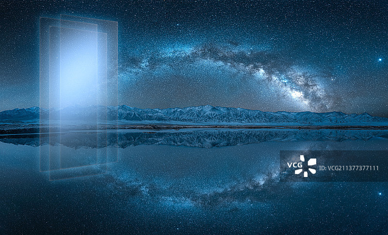 雪山银河星空下的发光玻璃图片素材