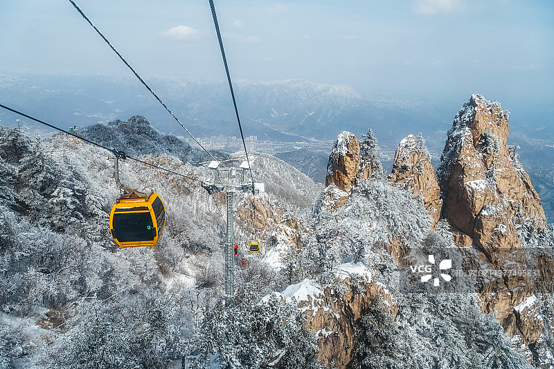 河南洛阳栾川老君山登山缆车冬季雪景户外风光图片素材