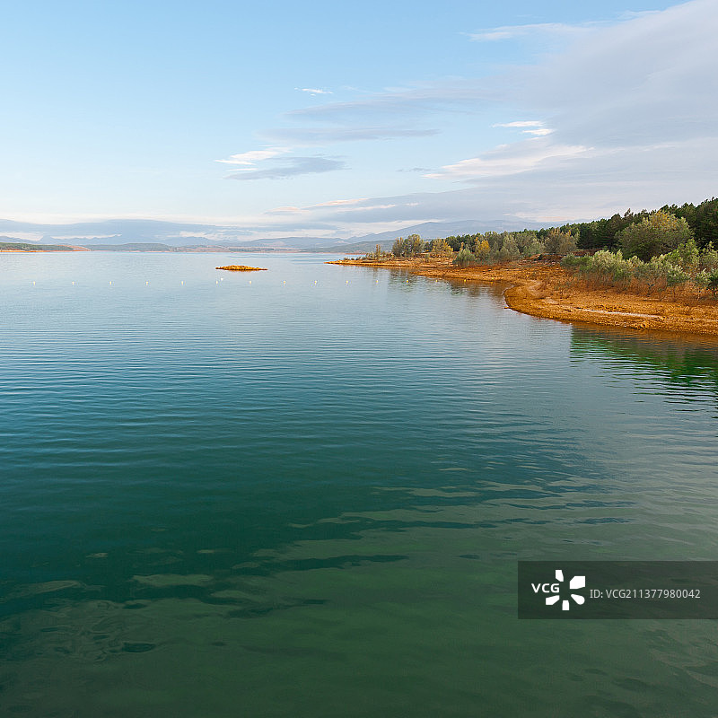 西班牙的湖泊，湖泊的风景与天空相映图片素材