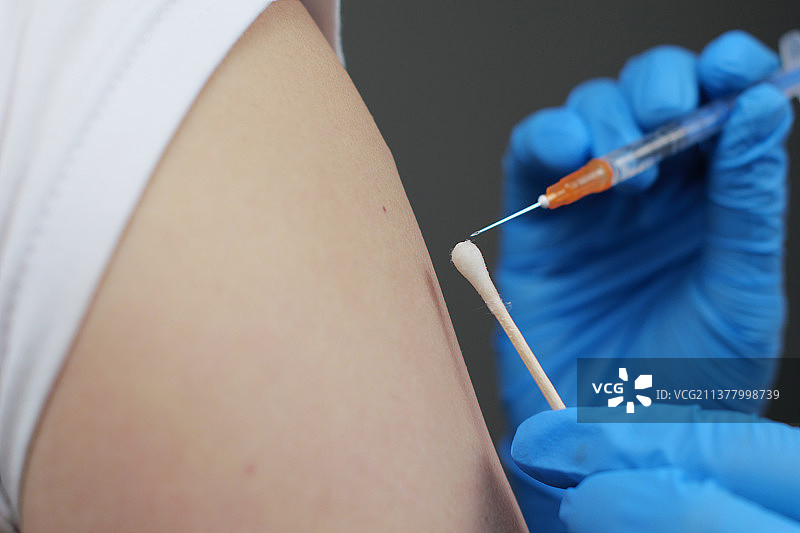 亚洲中国人女性女医生打疫苗打针预防疾病图片素材