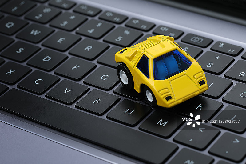键盘上的黄色汽车模型图片素材