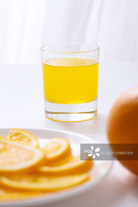 新鲜橙子和一杯橙汁图片素材