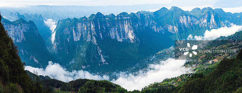 国家地质公园湖北恩施大峡谷绝壁长廊云雾缭绕美若屏保图片素材