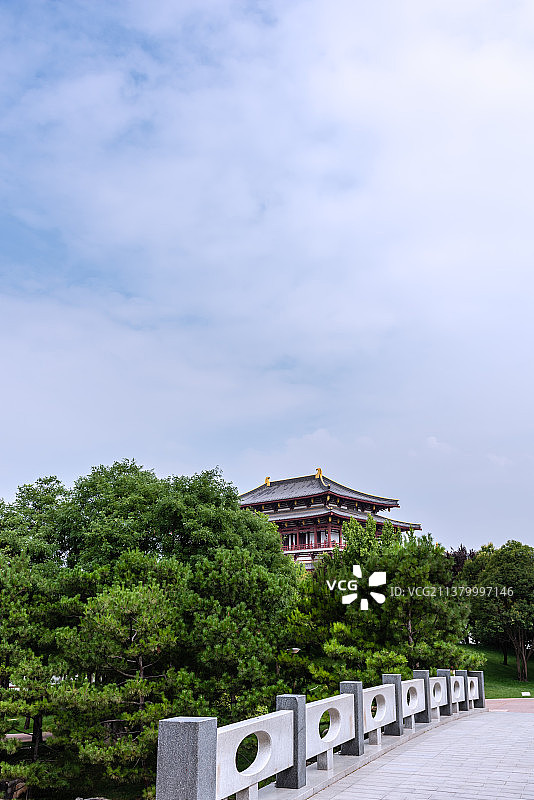中国陕西西安大唐芙蓉园的园林古建筑图片素材