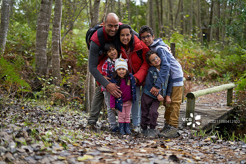 肖像快乐的家庭远足在树林图片素材