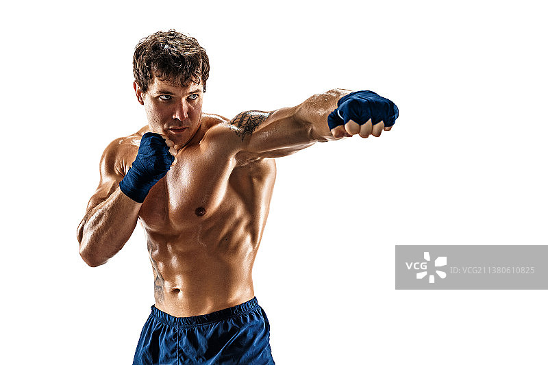 在白色背景上训练和练习的男性拳击手肖像图片素材
