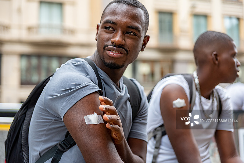 非洲人朋友接种疫苗时露出手臂图片素材