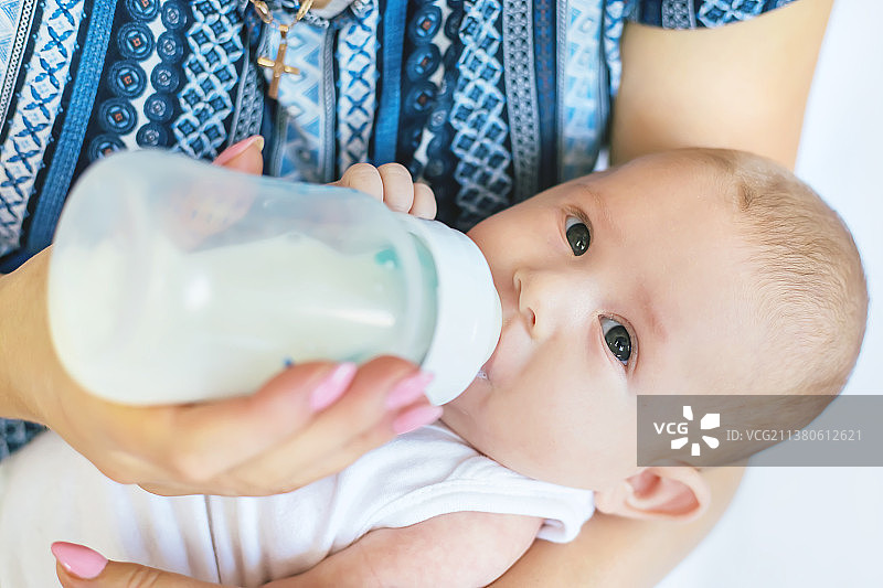 妈妈用奶瓶喂宝宝选择性聚焦图片素材