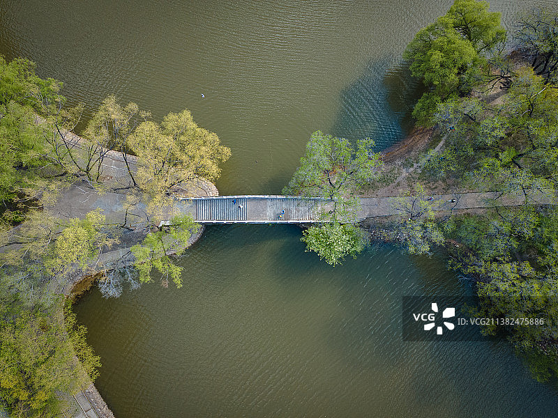 春天正上方视角拍摄的公园拱桥图片素材