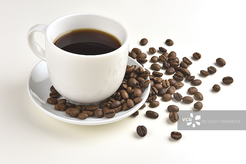 咖啡杯与咖啡豆在白色背景的特写图片素材