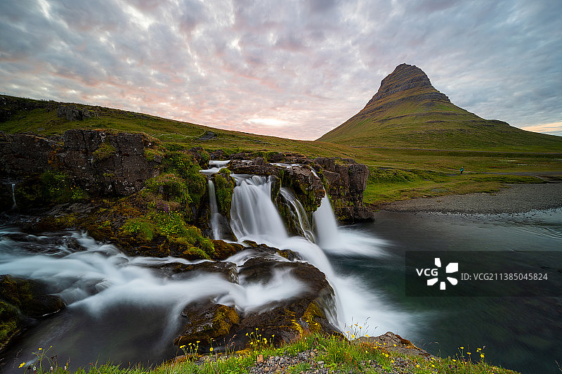 冰岛旅游，日落时瀑布映衬天空的美景，冰岛图片素材