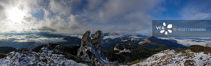 Pietrele doamni，天空衬托下的雪山全景，罗马尼亚图片素材