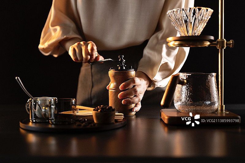 高雅女子研磨咖啡，准备手冲咖啡图片素材