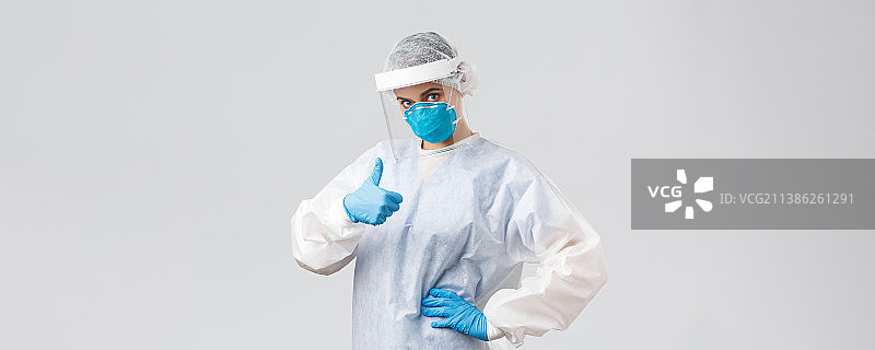 身穿外科工作服，戴白色口罩的女医生图片素材
