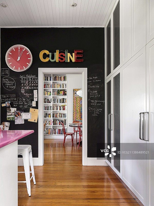 厨房墙上的黑色黑板漆，有通往用餐区的通道图片素材