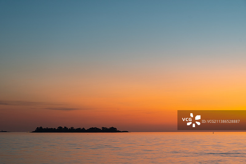 日落时，晴空下的海景，萨克拉门托上校，德科洛尼亚，乌拉圭图片素材