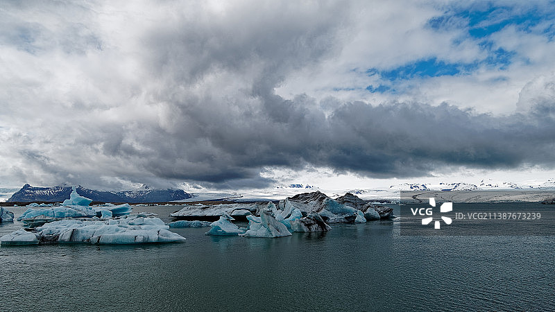海上冰山的全景，映衬着天空图片素材