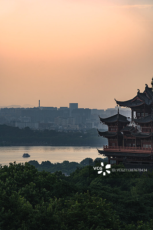 黄昏下的杭州吴山城隍阁图片素材