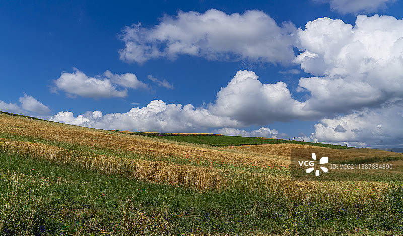 风景如画的田野对着天空，土耳其图片素材
