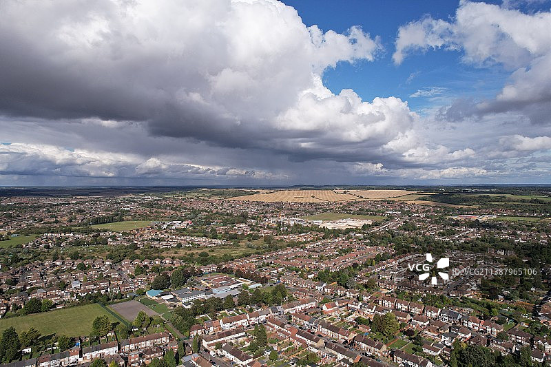 英国卢顿镇的最佳鸟瞰图，蓝天白云，卢顿，英国，英国图片素材