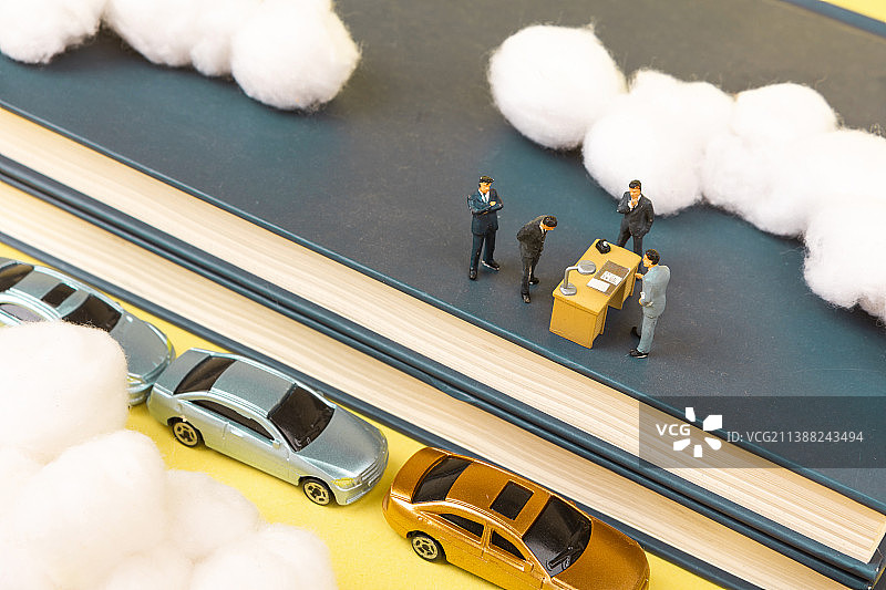 创意微缩景观汽车销售在云端销售讲解汽车图片素材