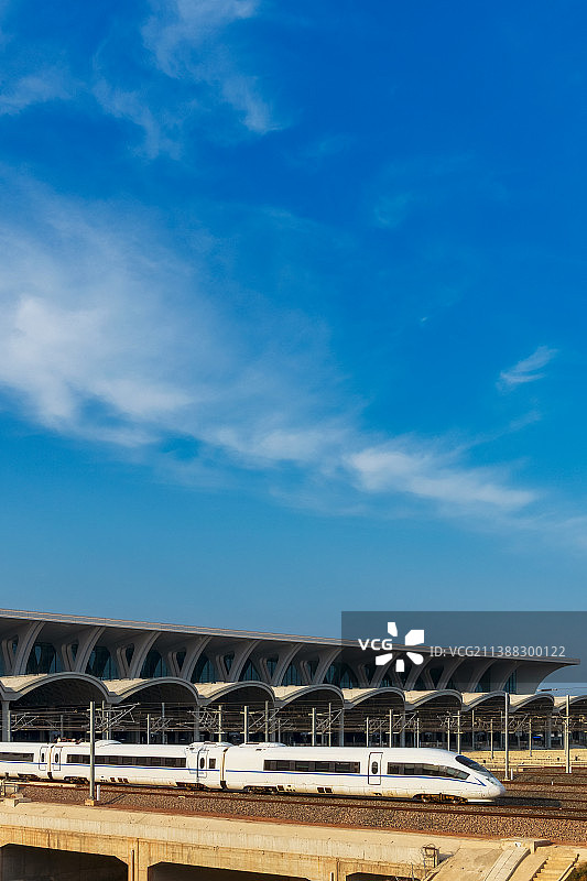 河南郑州高铁站郑州航空港站（原郑州南站）站房与高铁夏季户外风光图片素材