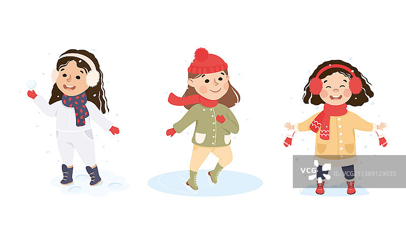 兴奋的女孩戴着耳套在玩雪球和冰图片素材