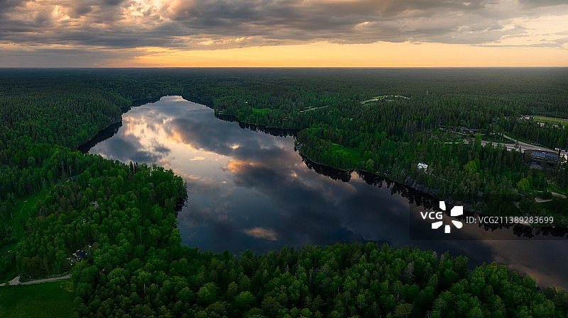 芬兰，Hanglax，日落时天空衬托的风景图片素材