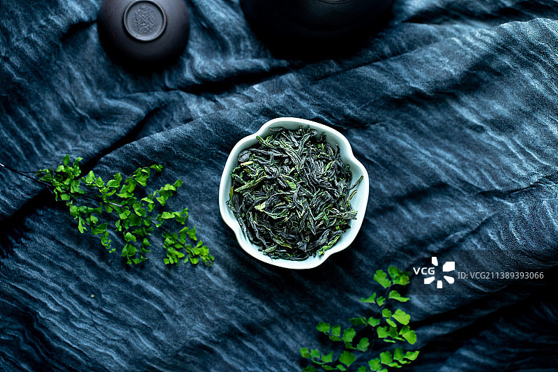 茶盘里的茶叶干茶中国十大名茶六安瓜片图片素材