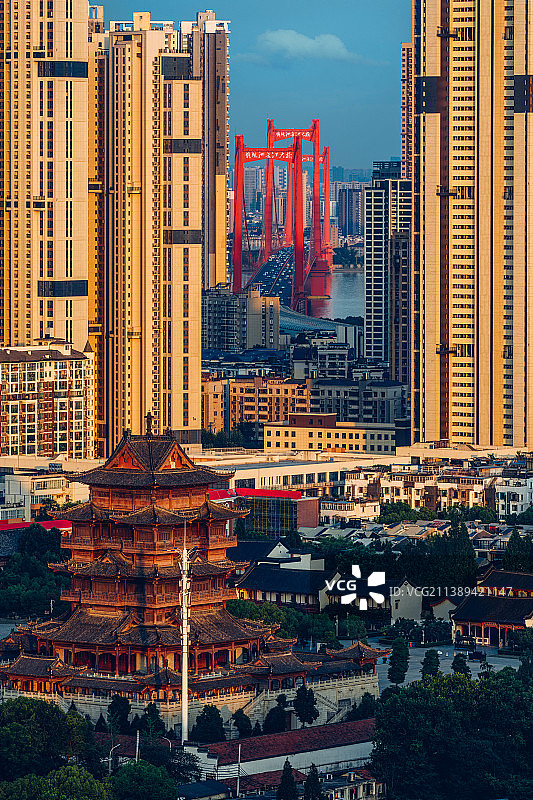 夏季武汉归元禅寺和鹦鹉洲长江大桥风光图片素材