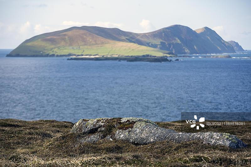 美丽的风景在西克里盖尔塔克显示在远处的大布拉斯特岛，克里县，明斯特，爱尔兰，欧洲图片素材