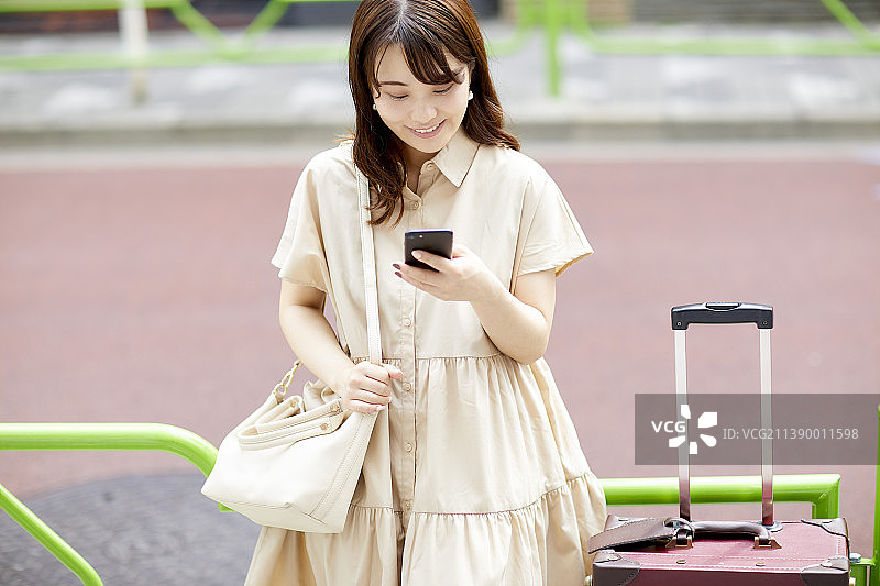 一名日本女子正在使用手机图片素材