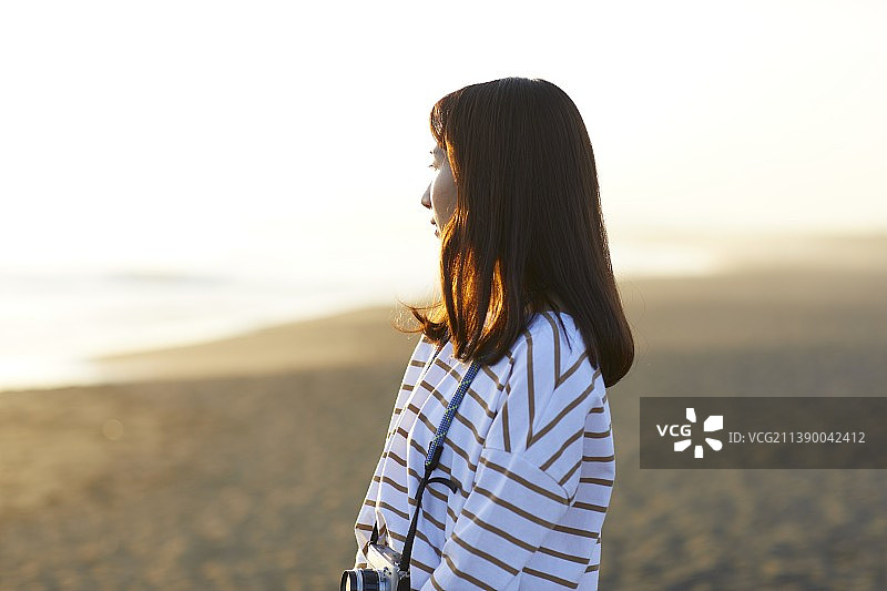 沙滩上一个年轻的日本女人图片素材