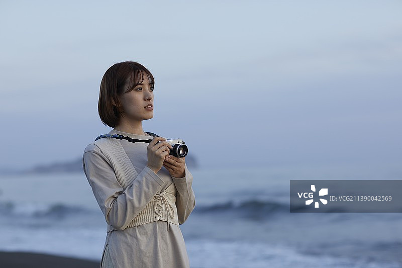 沙滩上一个年轻的日本女人图片素材