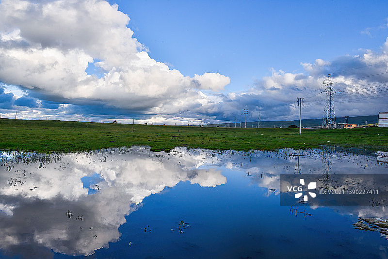 青海湖畔的蓝天白云倒影图片素材