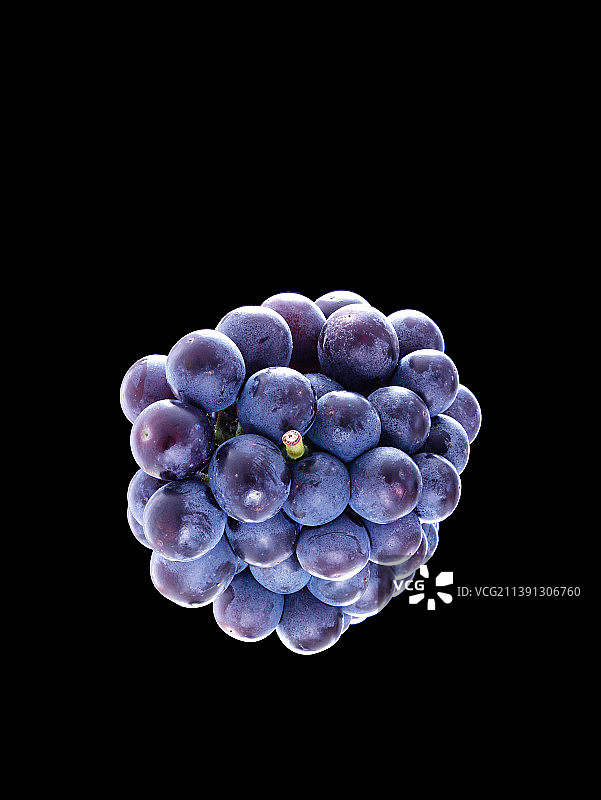 黑色背景上的夏日新鲜水果紫葡萄图片素材