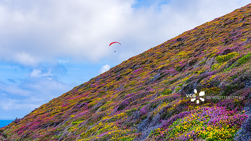 低角度的彩虹旗山对天空，康沃尔，英国，英国图片素材