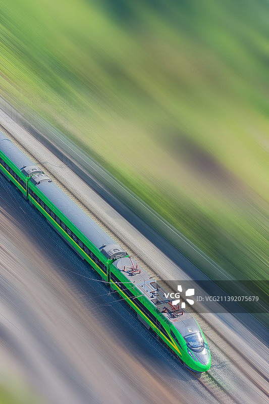 飞驰的复兴号绿巨人动车组列车图片素材