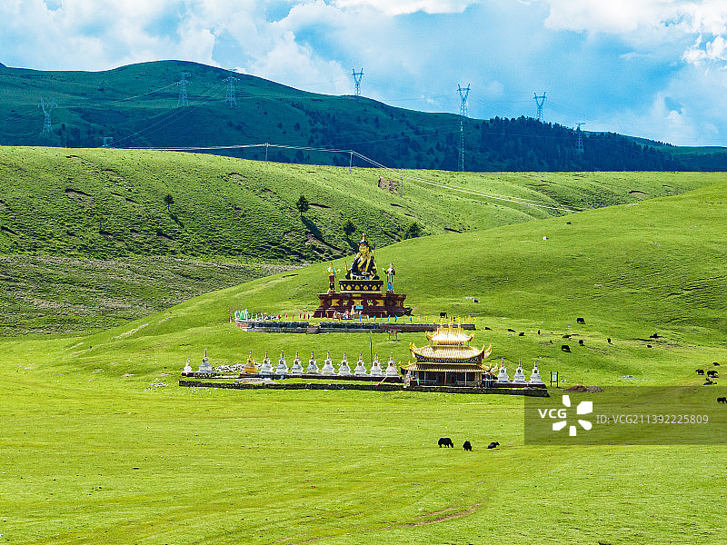 航拍草原中的藏传佛教寺庙图片素材