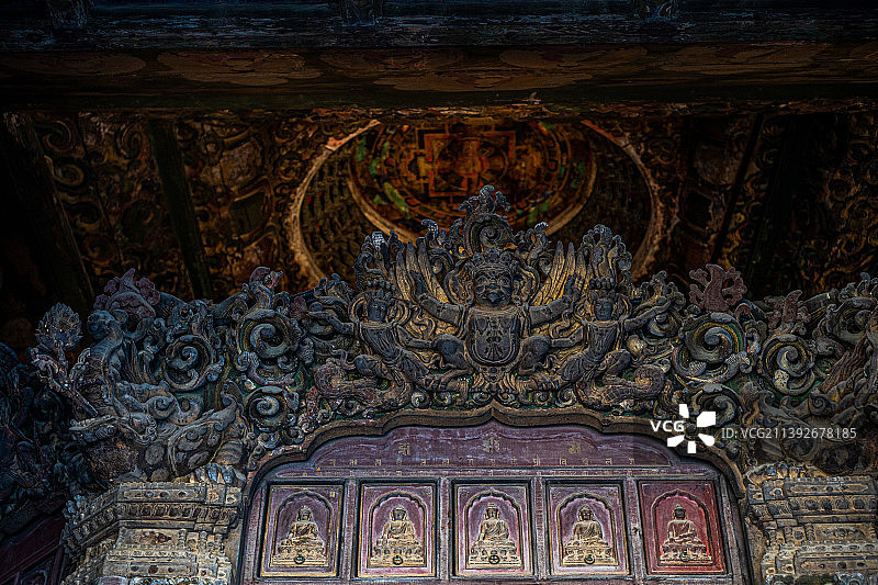 北京东城区首批全国重点文物保护单位智化寺西配殿转轮藏的精美雕像图片素材
