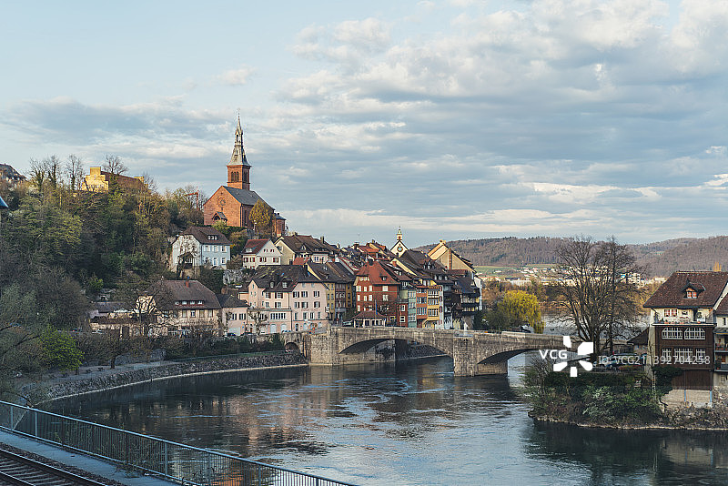 瑞士美丽的莱茵河岸小镇，教堂与山脉风光图片素材