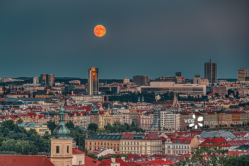 捷克共和国布拉格，满月降临时的布拉格日落图片素材