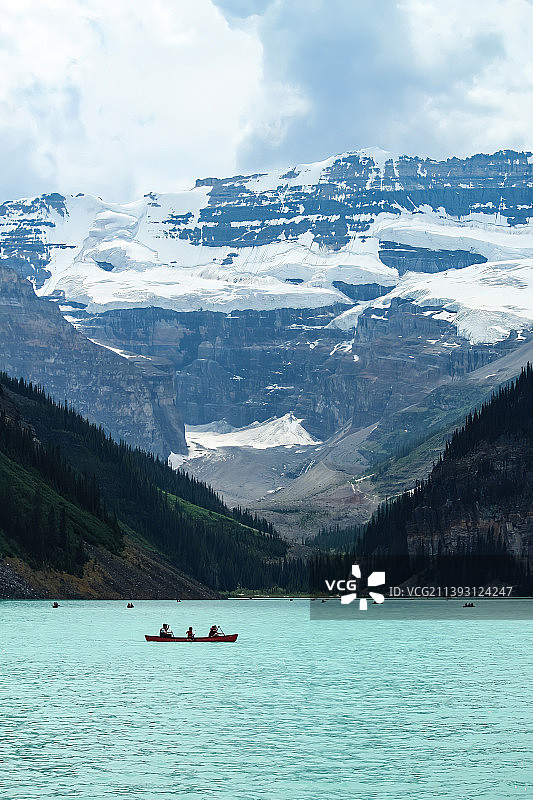 雪山映衬天空的湖景图片素材
