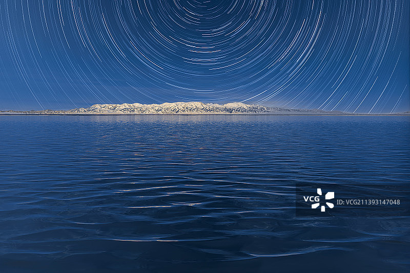 赛里木湖星空下的湖面上的星空图片素材
